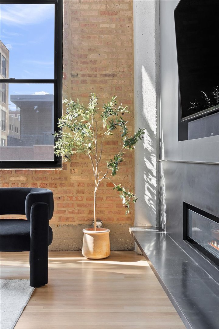 850 W Adams Street Unit: 4A