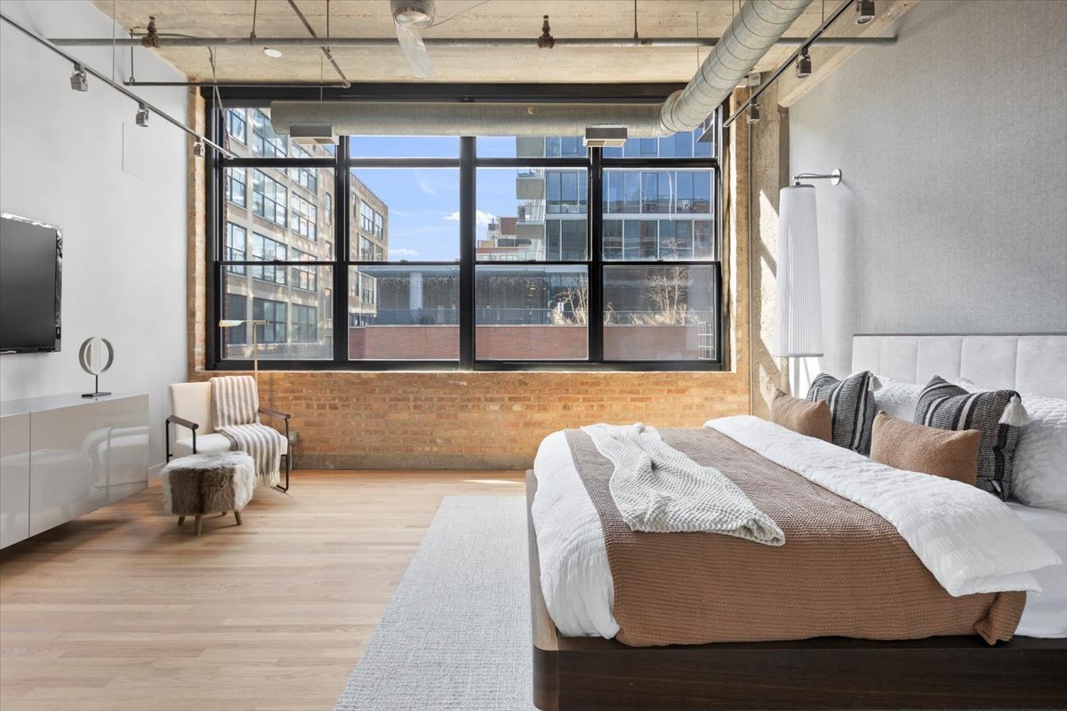 850 W Adams Street Unit: 4A