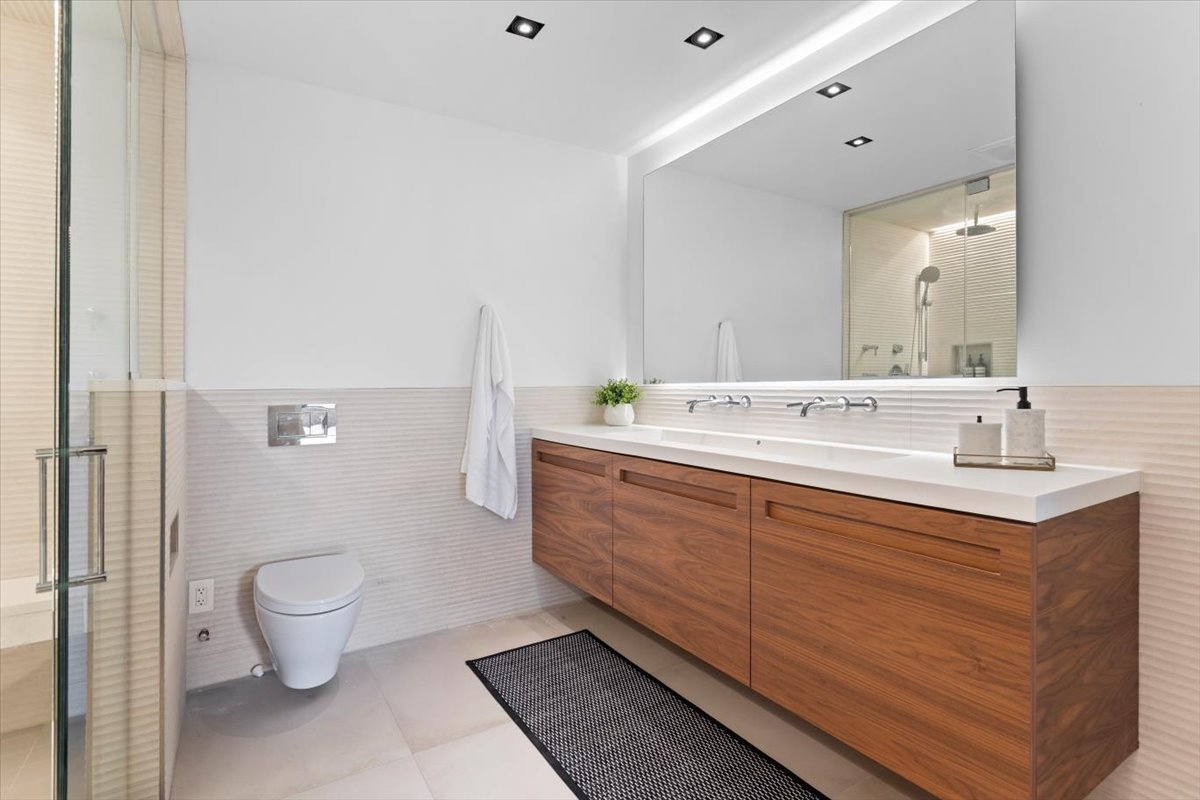 850 W Adams Street Unit: 4A