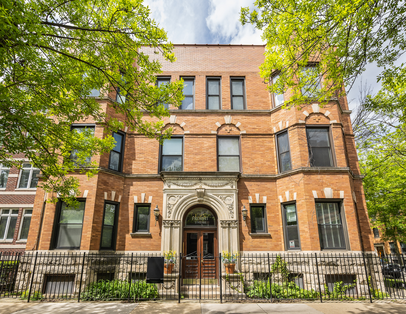 3762 N FREMONT Street Unit: 1S