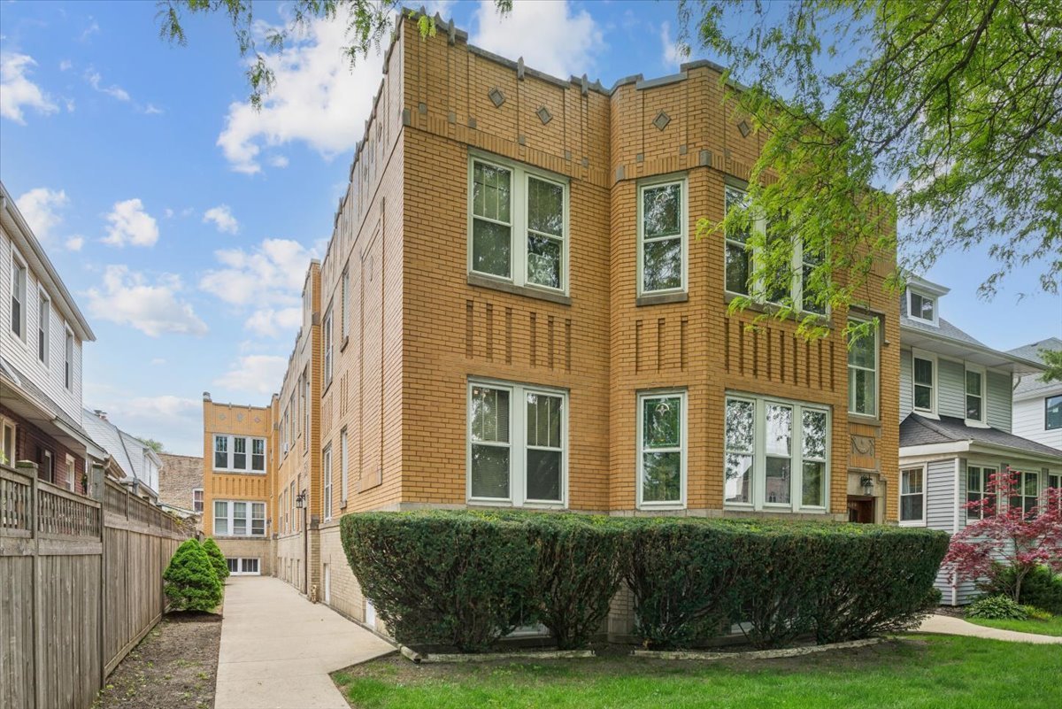 3651 N Kedvale Avenue Unit: 2B