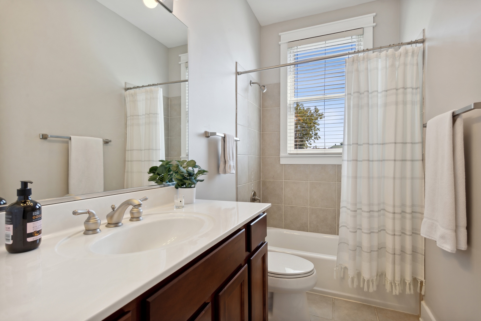 1243 N Wolcott Avenue Unit: 6