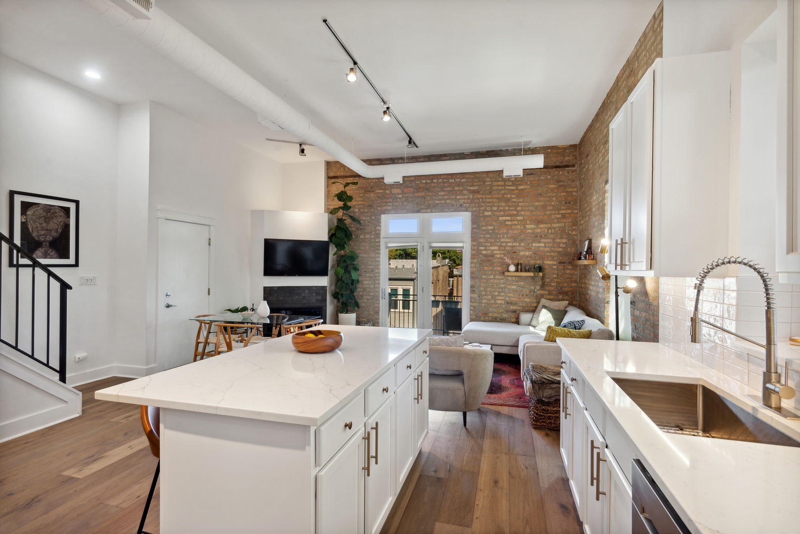 1243 N Wolcott Avenue Unit: 6