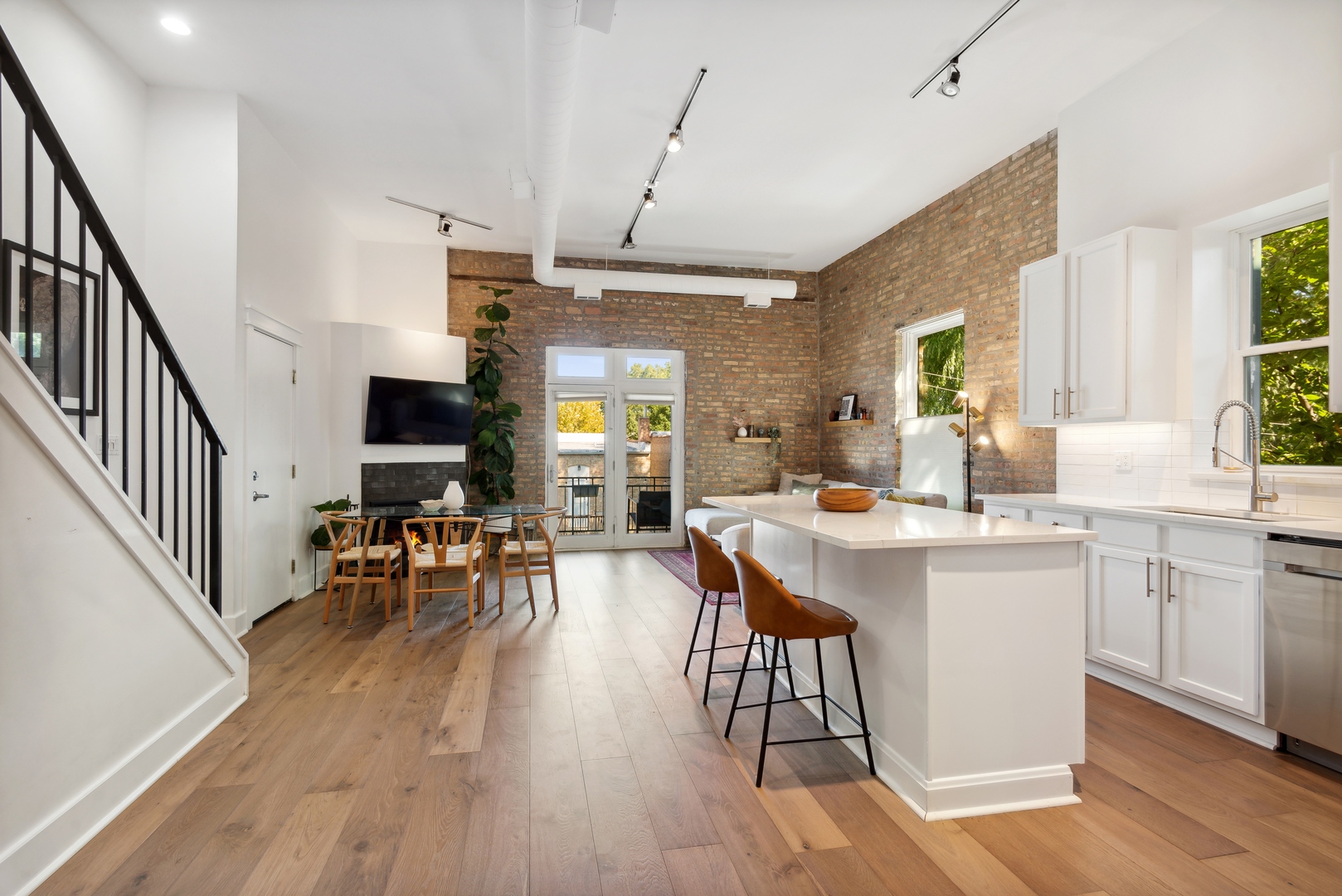 1243 N Wolcott Avenue Unit: 6