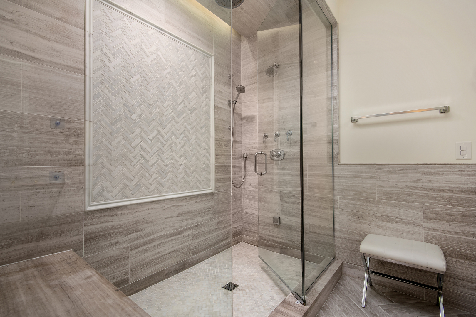 2333 N Southport Avenue Unit: 1