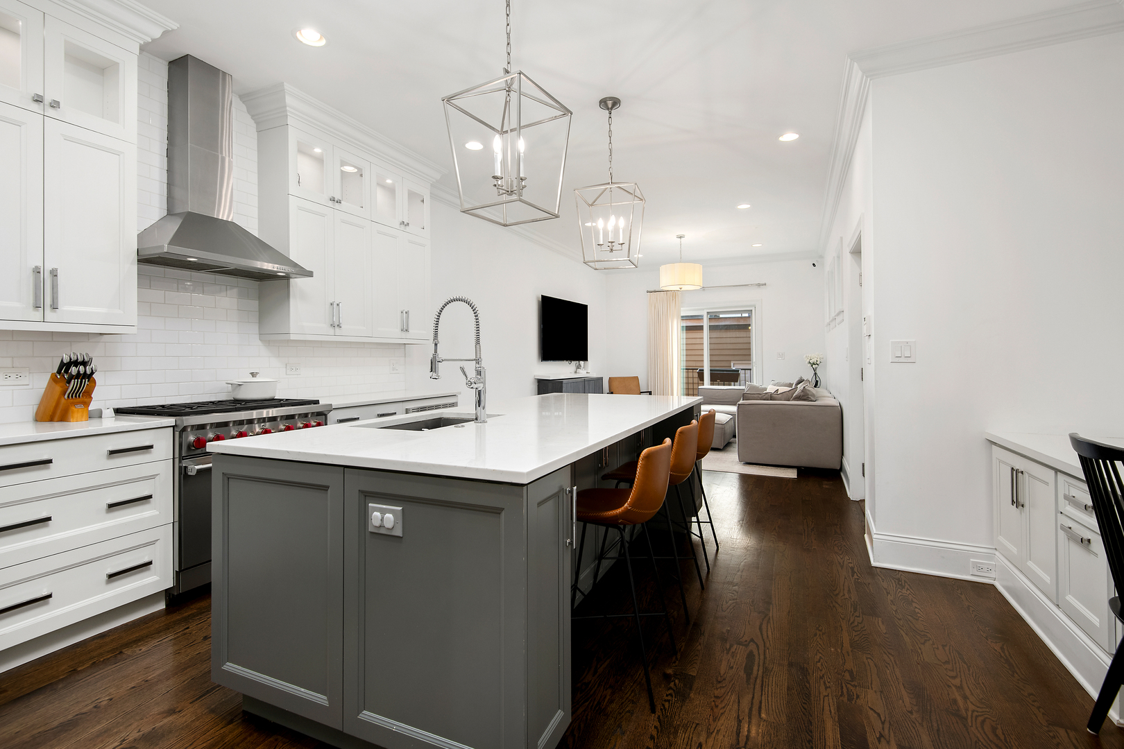 2333 N Southport Avenue Unit: 1