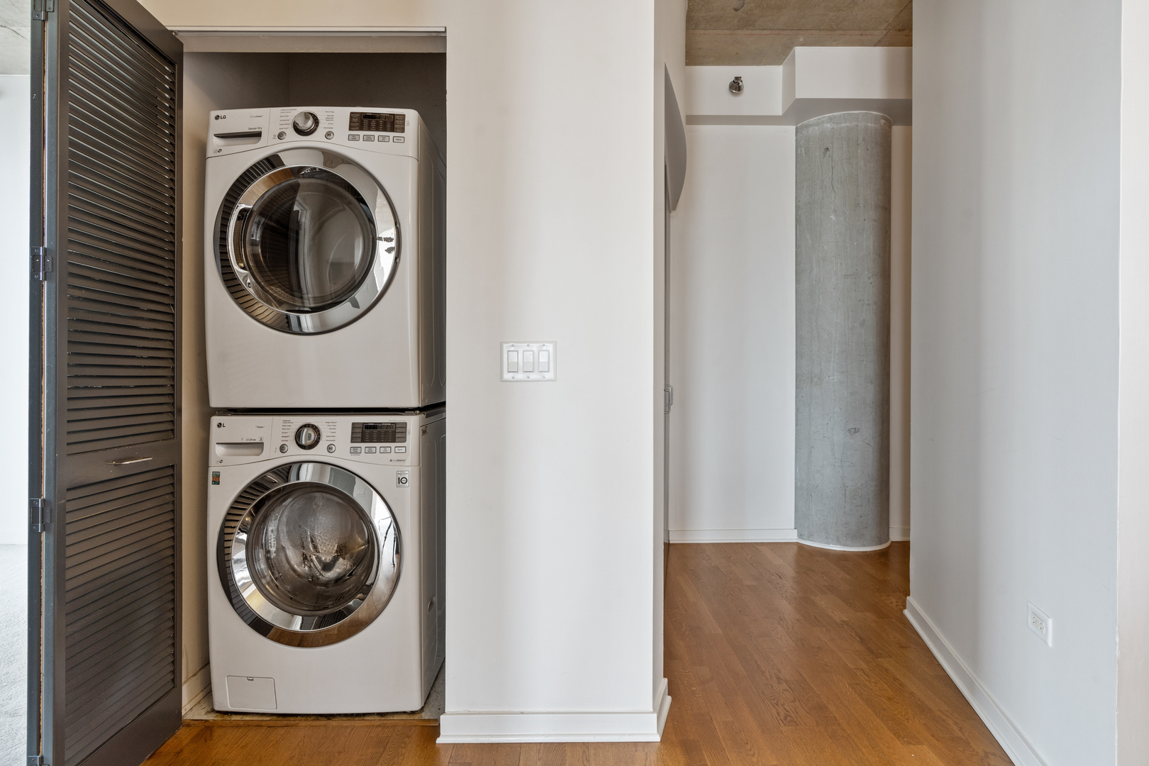 700 N Larrabee Street Unit: 801