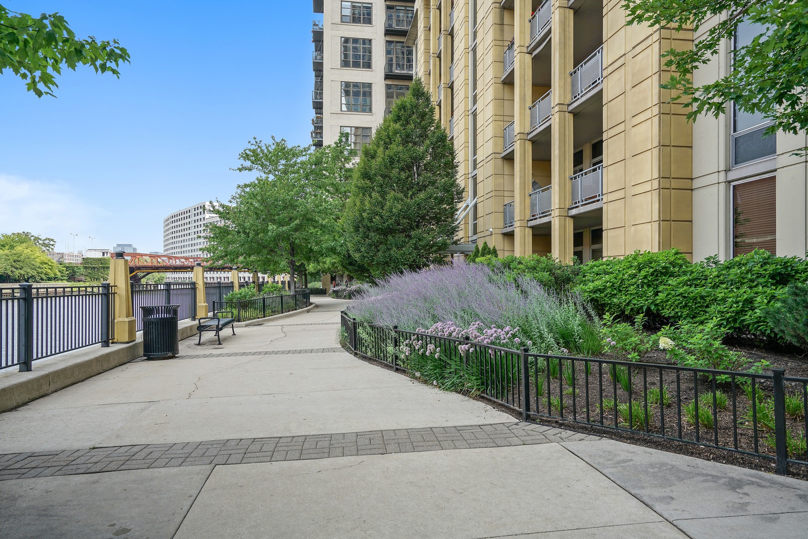 700 N Larrabee Street Unit: 801