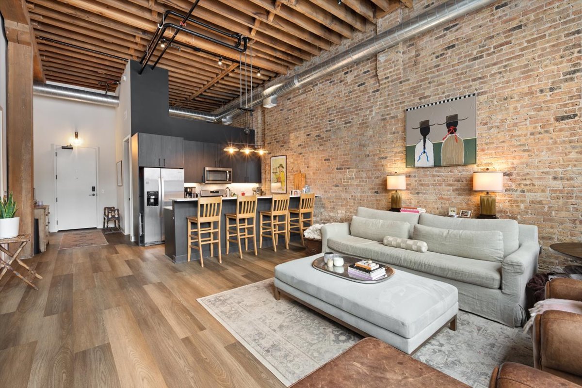 818 N Wolcott Avenue Unit: 208