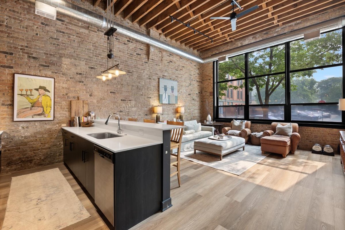 818 N Wolcott Avenue Unit: 208