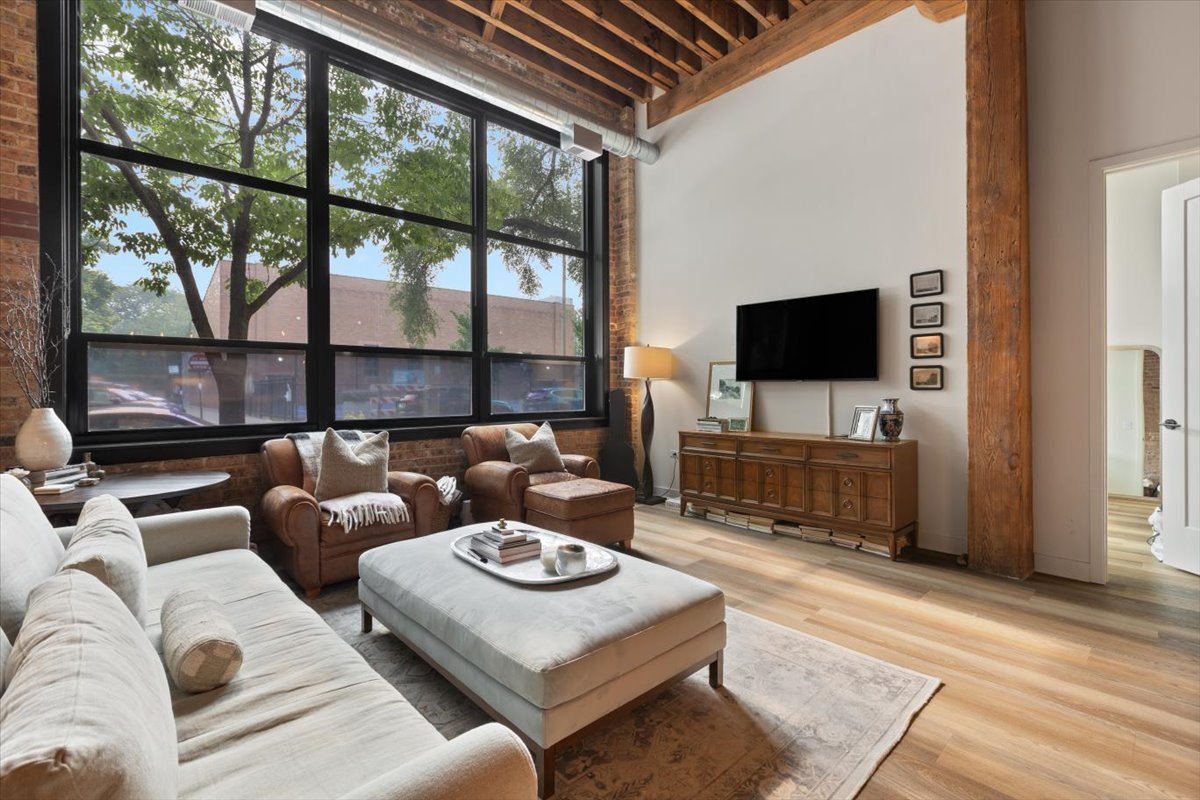 818 N Wolcott Avenue Unit: 208