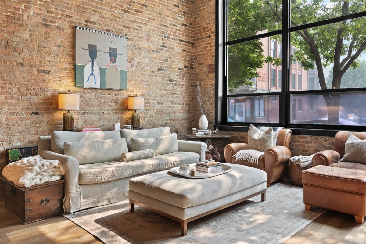 818 N Wolcott Avenue Unit: 208