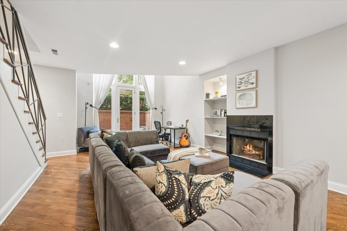 1021 N WINCHESTER Avenue Unit: 1