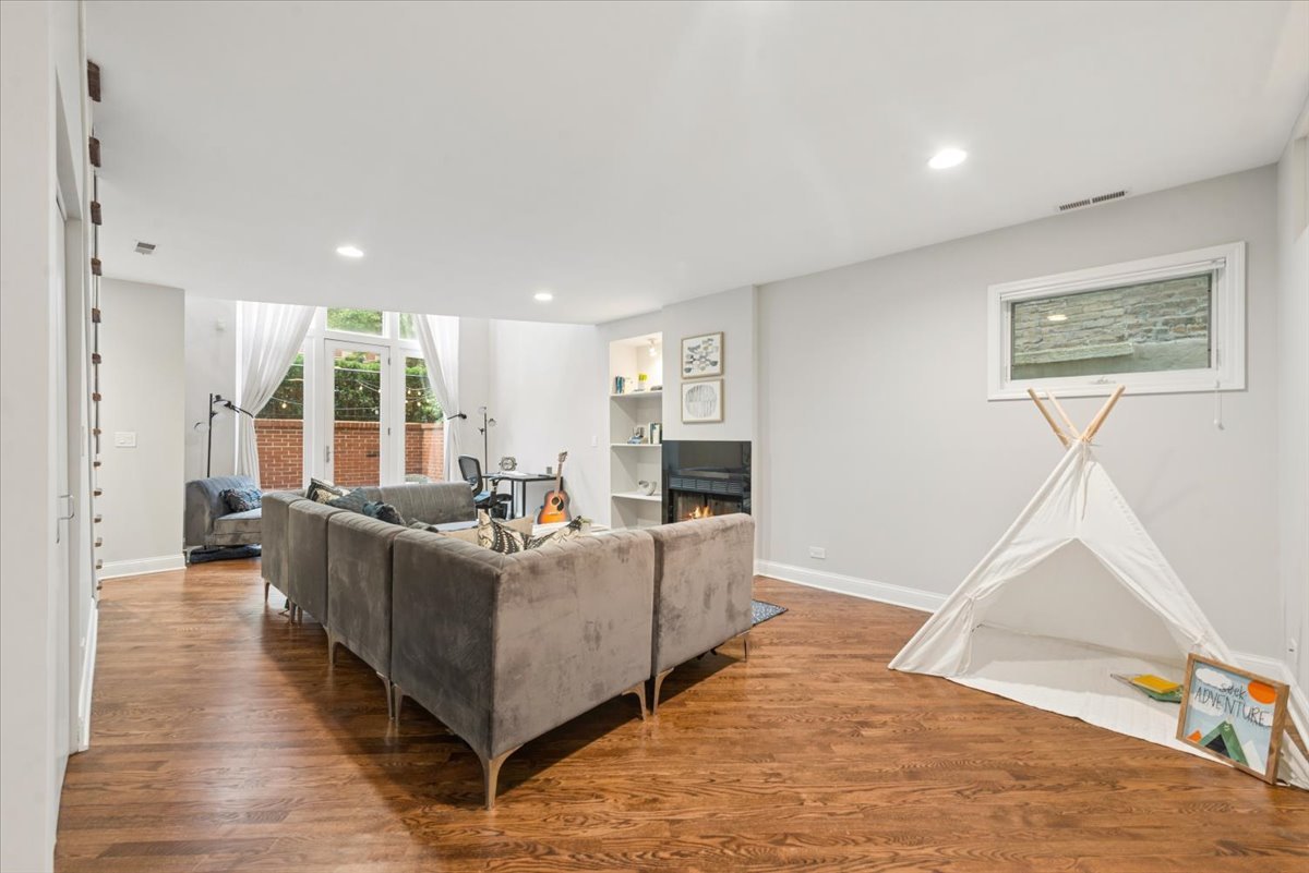 1021 N WINCHESTER Avenue Unit: 1