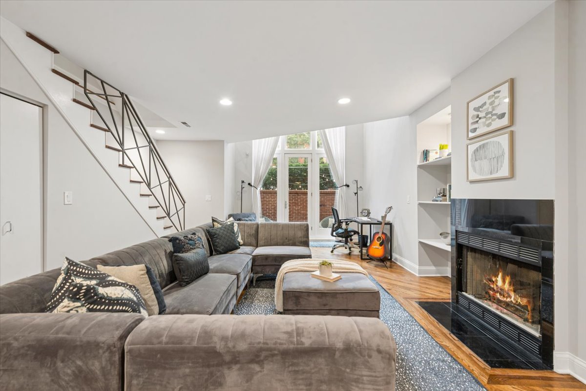 1021 N WINCHESTER Avenue Unit: 1