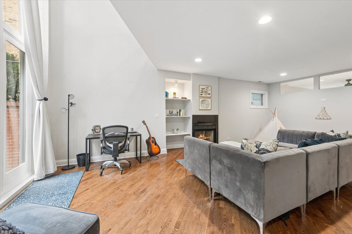 1021 N WINCHESTER Avenue Unit: 1