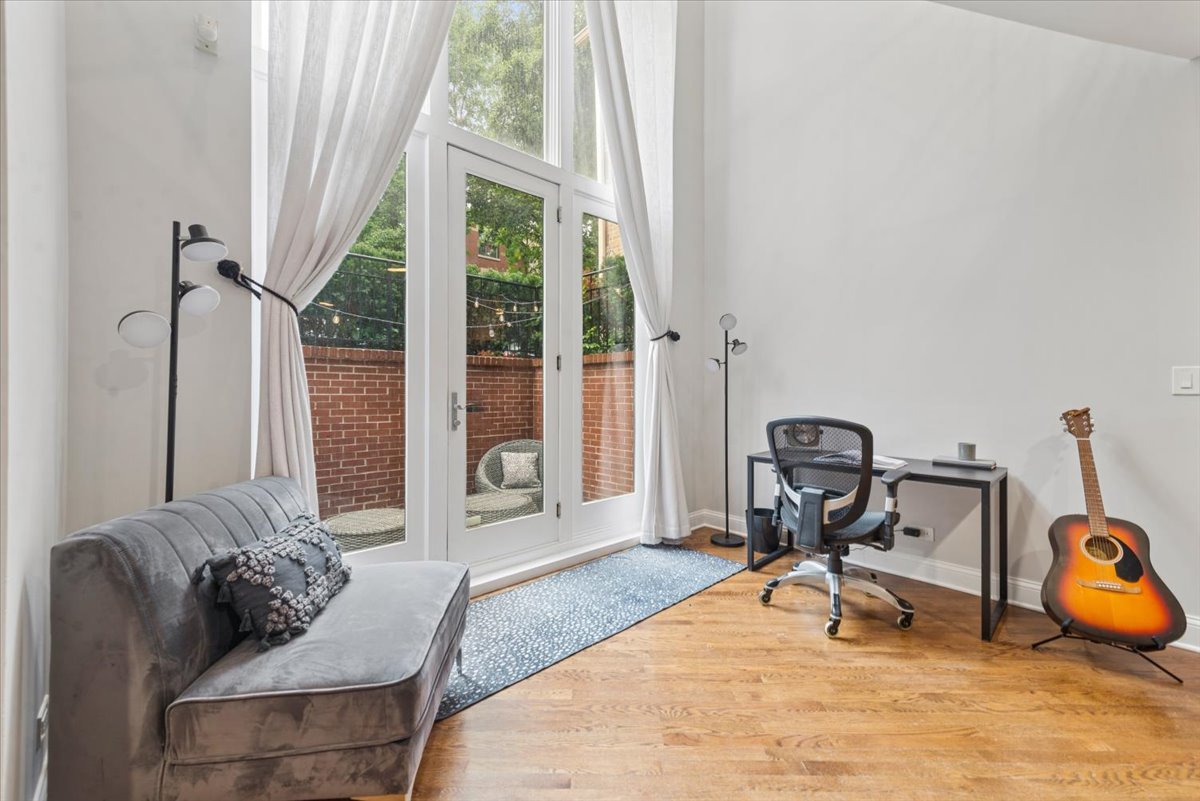 1021 N WINCHESTER Avenue Unit: 1