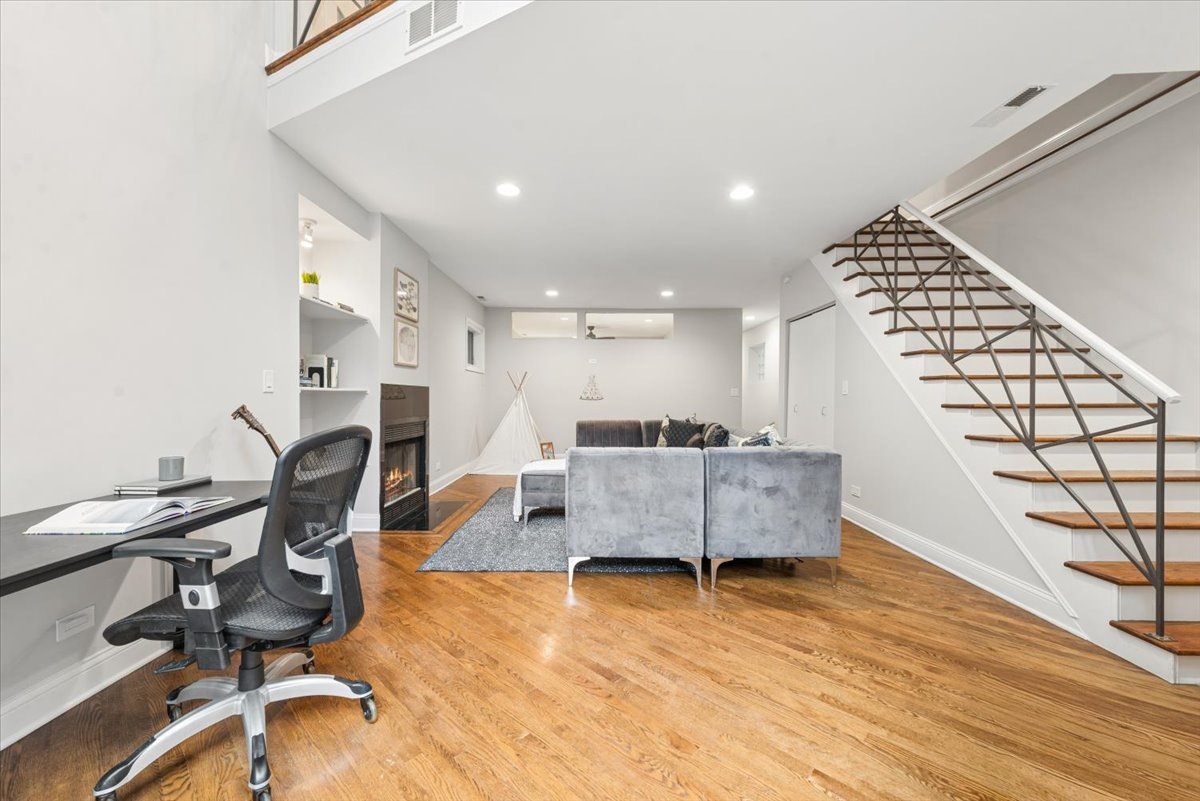 1021 N WINCHESTER Avenue Unit: 1