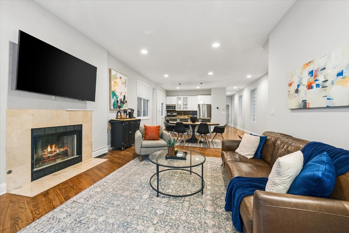 1021 N WINCHESTER Avenue Unit: 1