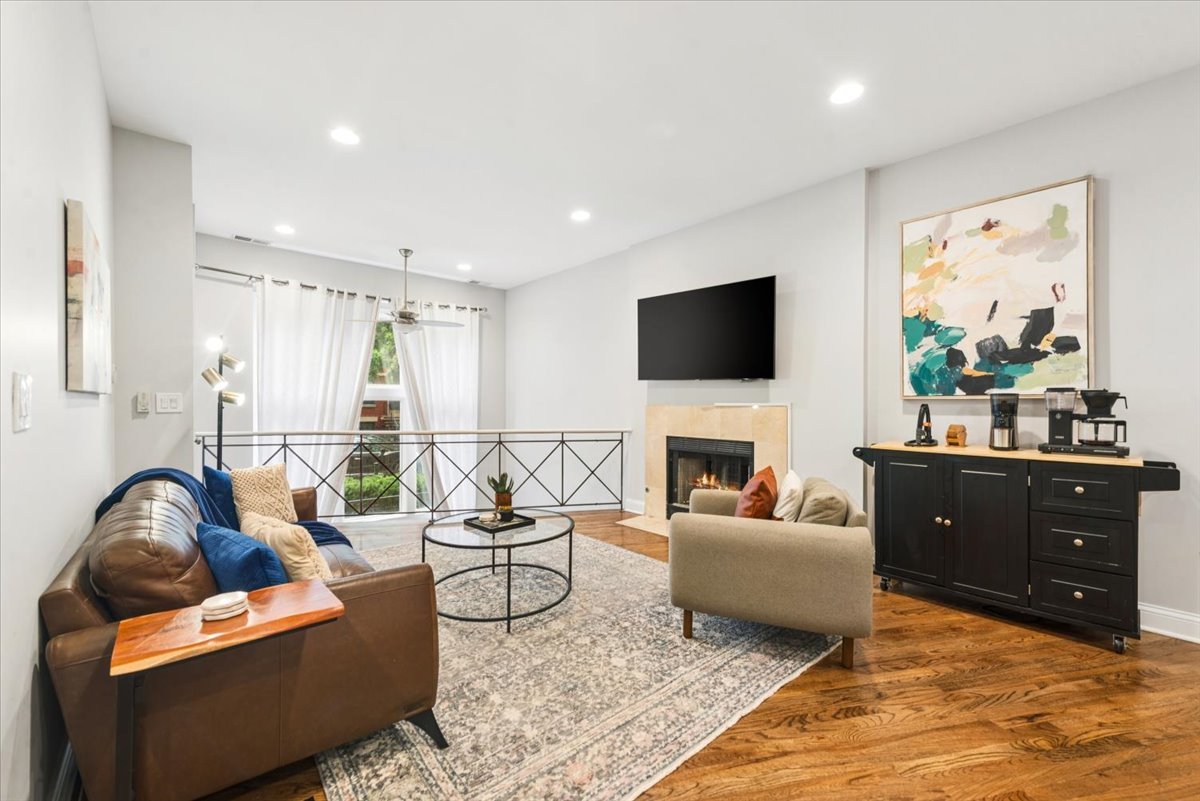 1021 N WINCHESTER Avenue Unit: 1