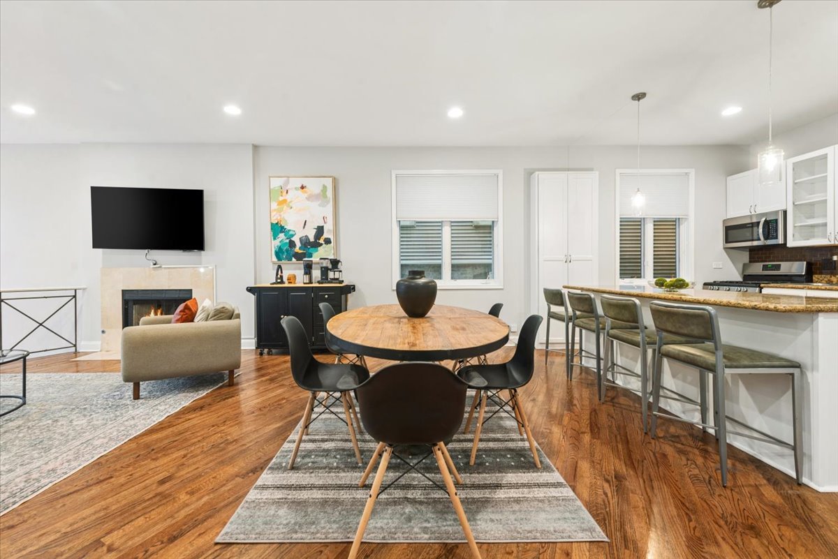 1021 N WINCHESTER Avenue Unit: 1