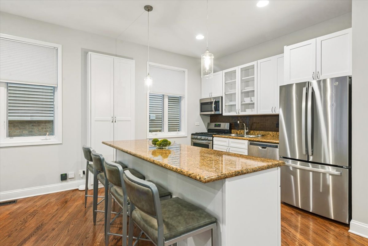 1021 N WINCHESTER Avenue Unit: 1