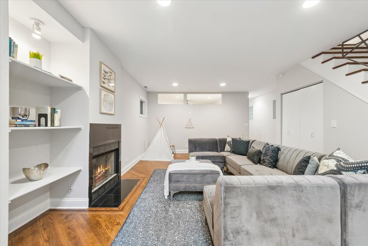 1021 N WINCHESTER Avenue Unit: 1