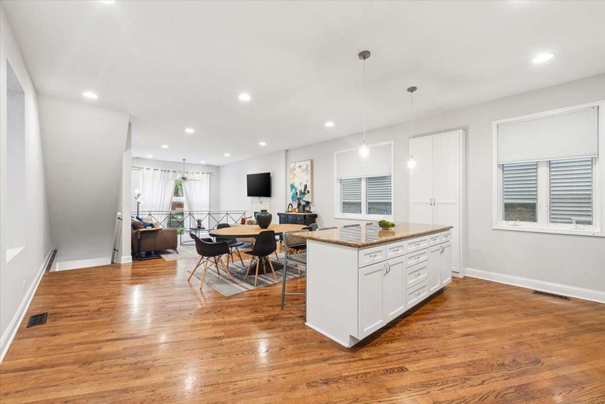1021 N WINCHESTER Avenue Unit: 1