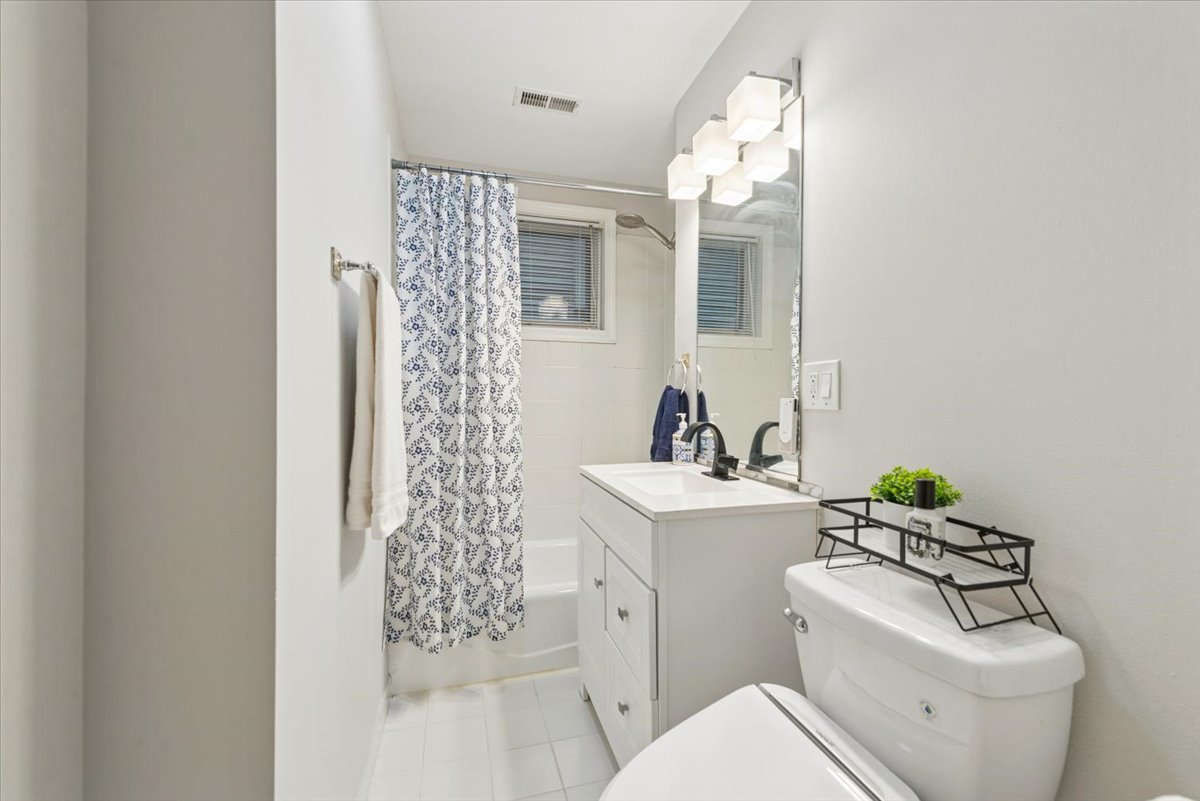 1021 N WINCHESTER Avenue Unit: 1