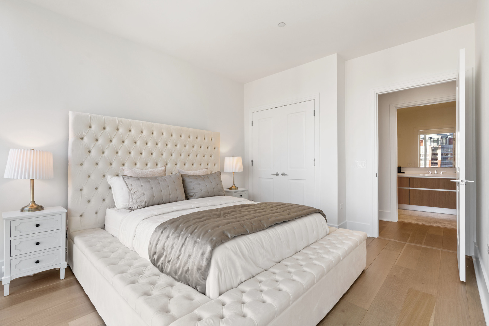 363 E Wacker Drive Unit: 2106