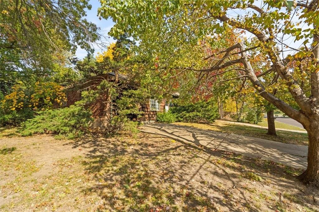 8641 Broadmoor Street