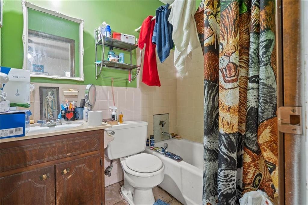 8641 Broadmoor Street