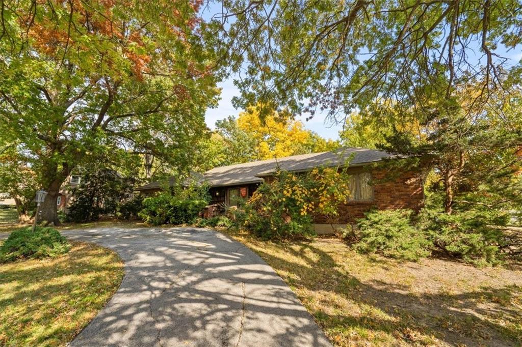 8641 Broadmoor Street