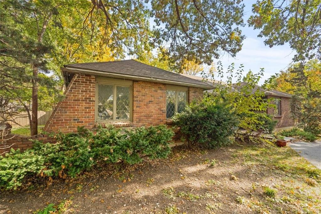 8641 Broadmoor Street