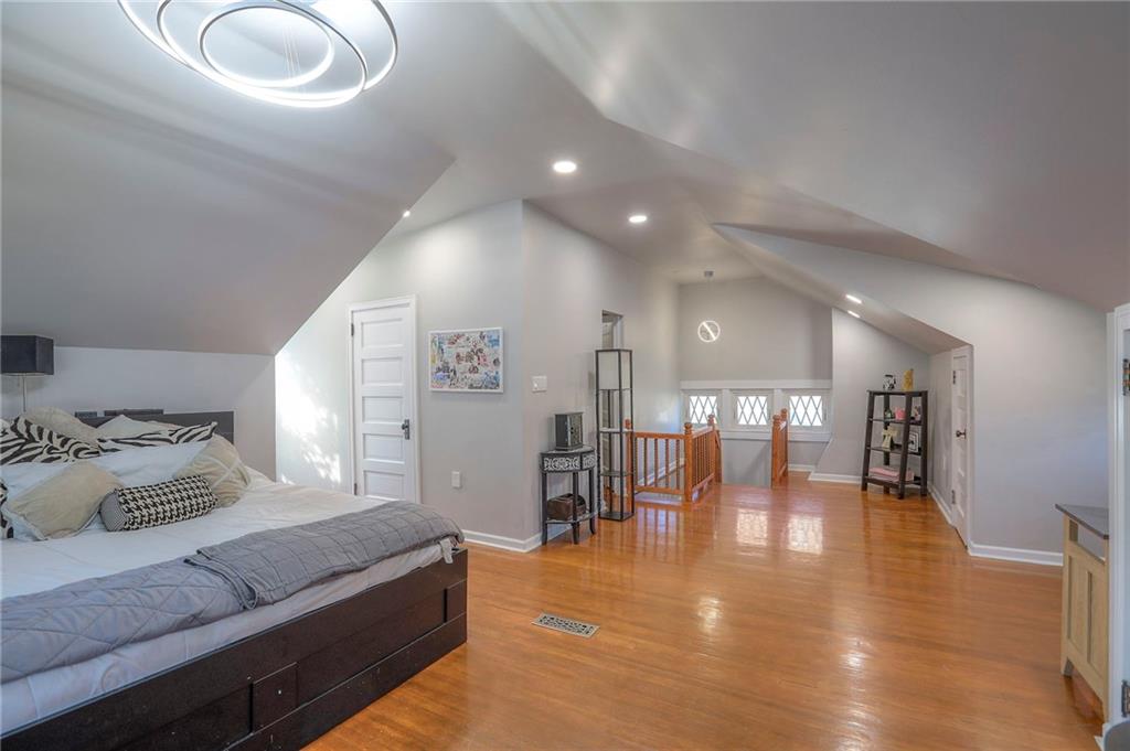 943 W 33rd Terrace