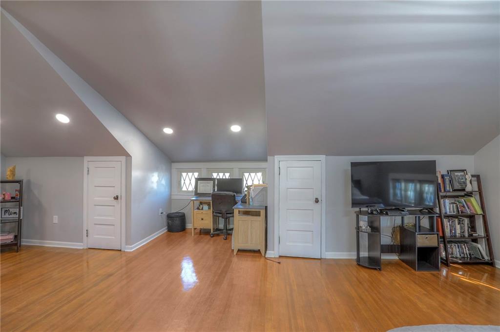 943 W 33rd Terrace