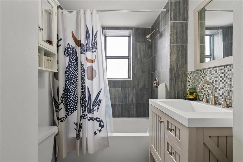 4227 Oak Street Unit: 3N