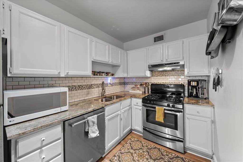 4227 Oak Street Unit: 3N