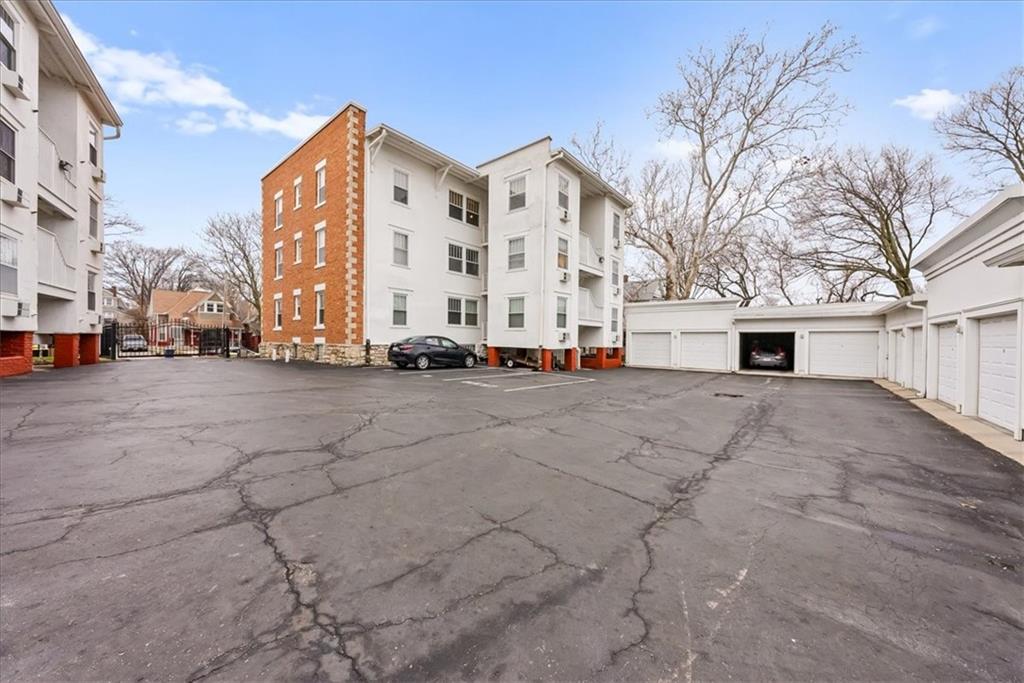 4227 Oak Street Unit: 3N