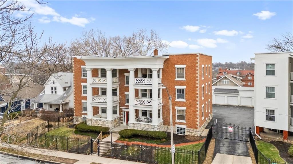 4227 Oak Street Unit: 3N