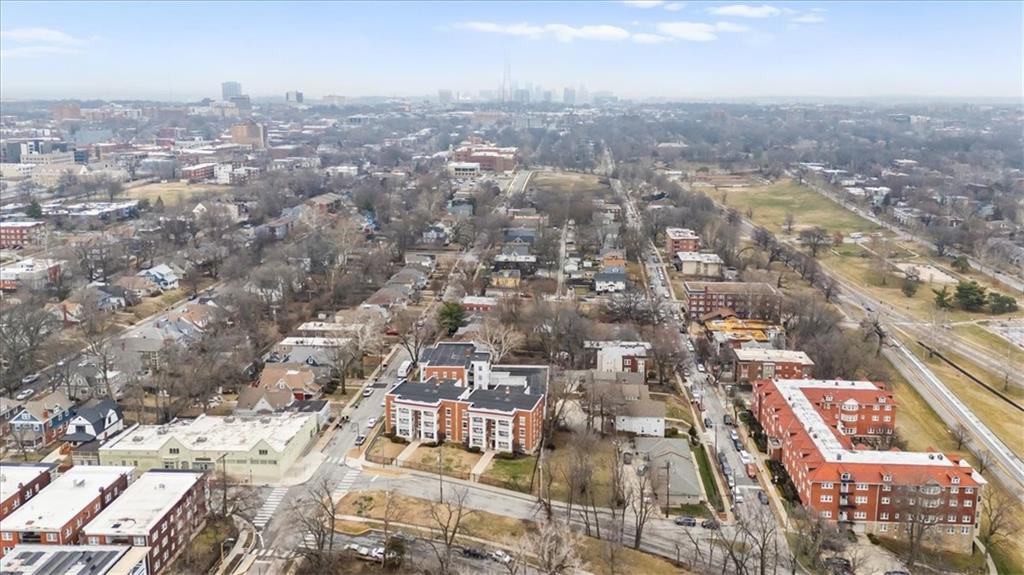 4227 Oak Street Unit: 3N