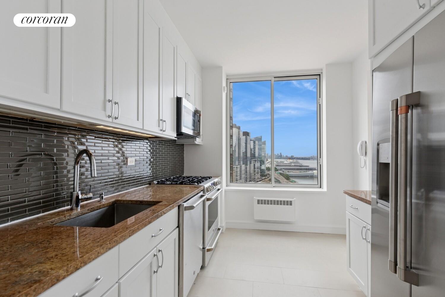 200 RIVERSIDE Boulevard 23A