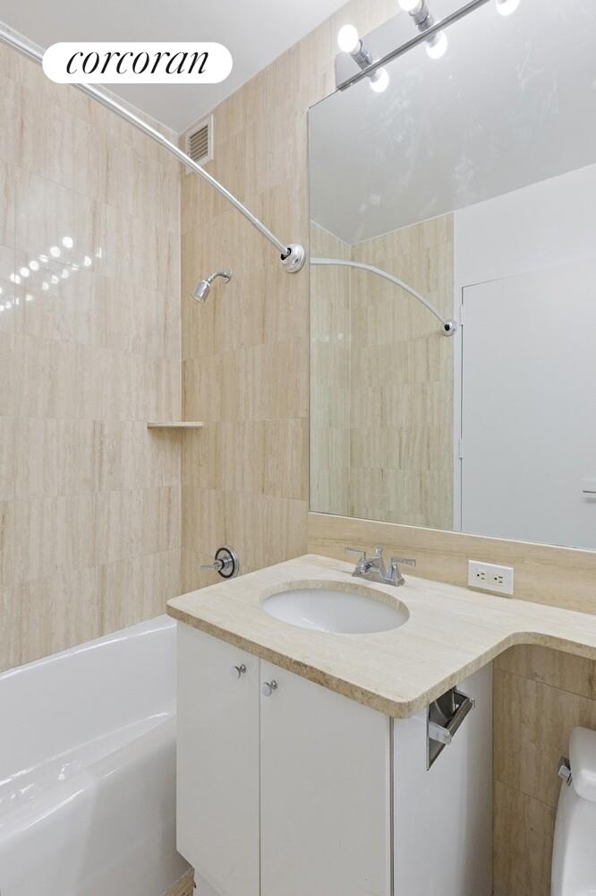 200 RIVERSIDE Boulevard 23A