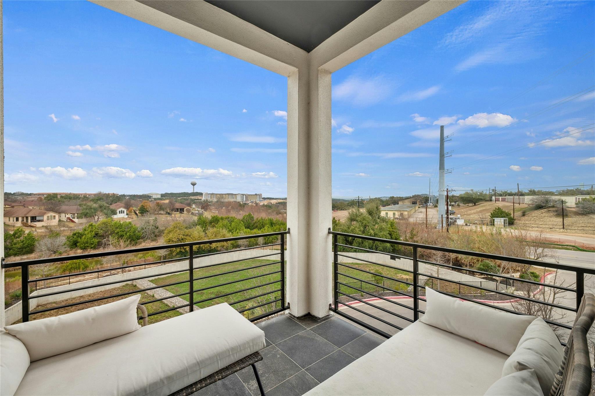 2050 Lohmans Spur RD # 101