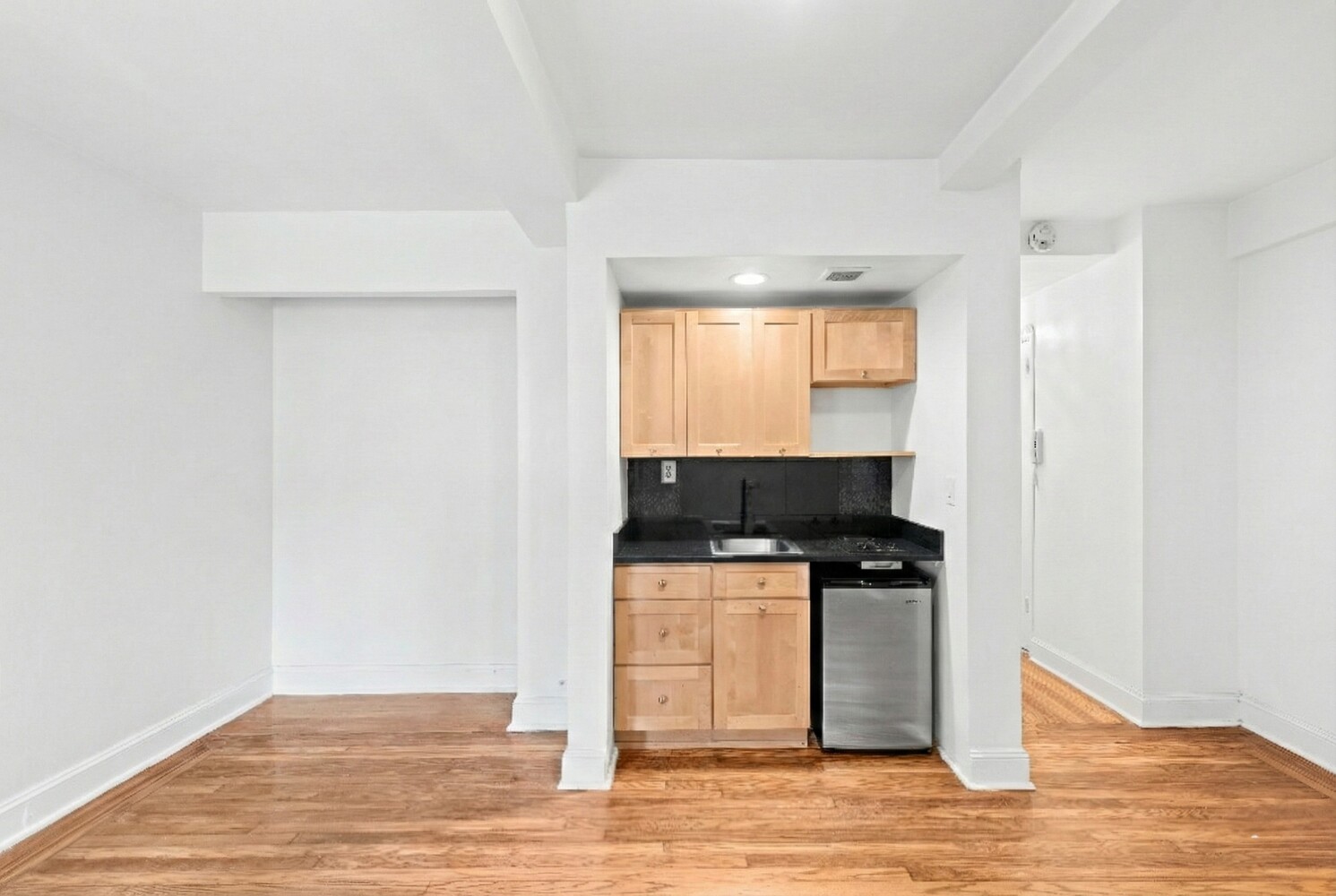 25 TUDOR CITY Place 1009