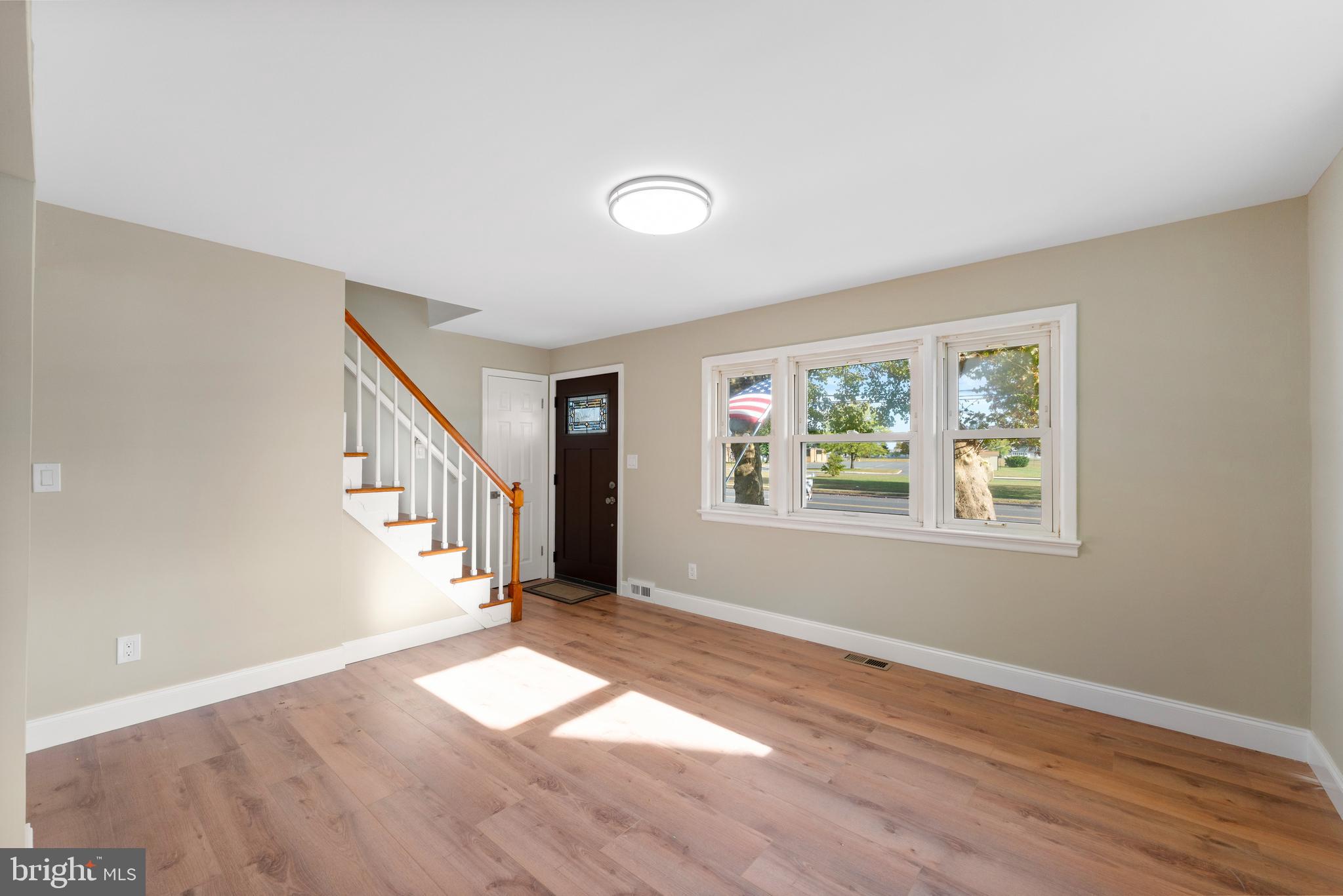 868 WHITEHORSE HAMILTON SQUARE