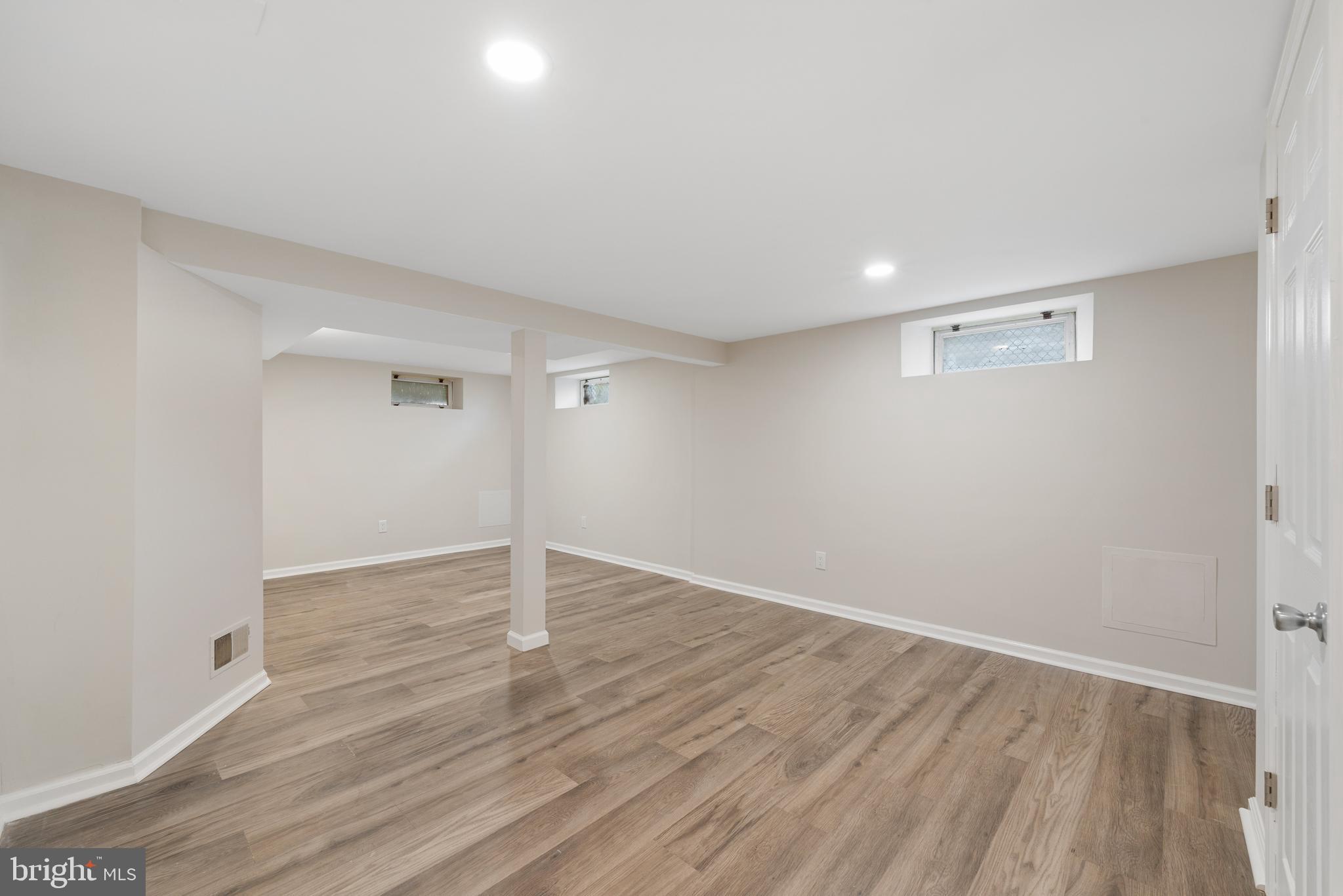 868 WHITEHORSE HAMILTON SQUARE