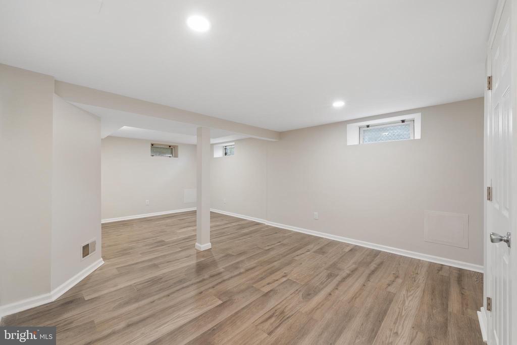 868 WHITEHORSE HAMILTON SQUARE