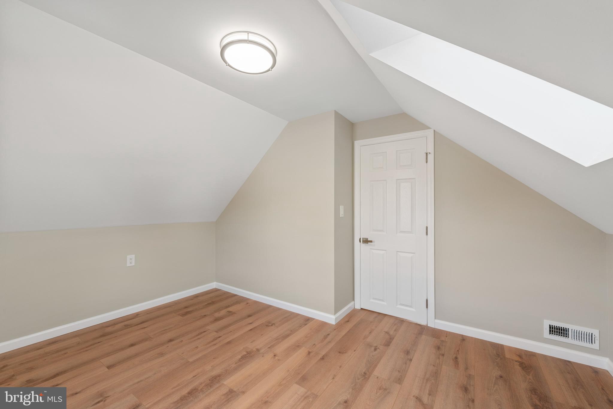 868 WHITEHORSE HAMILTON SQUARE