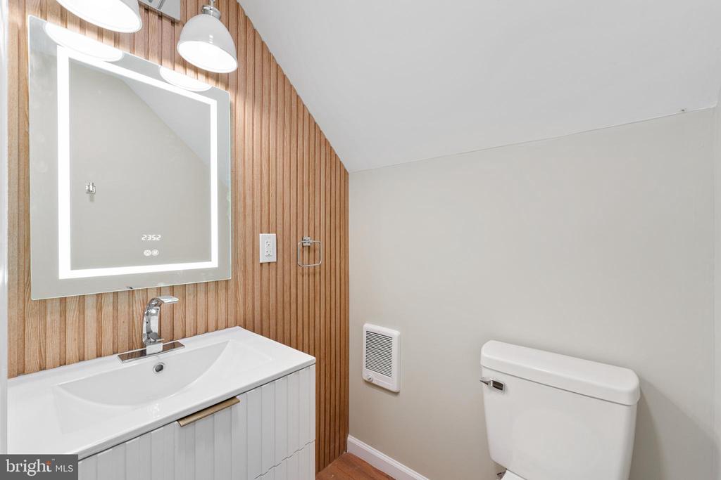 868 WHITEHORSE HAMILTON SQUARE
